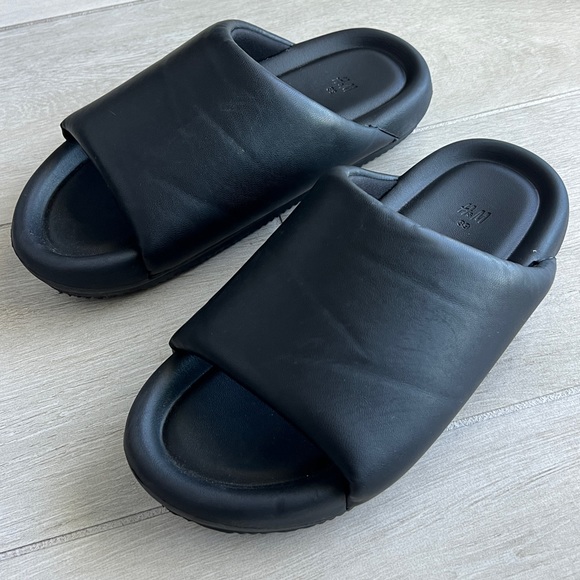 light slippers brand H&M size 7-8.  Very good condition - Picture 4 of 7